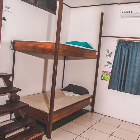 Passifloras Hostel Quepos Eksteriør billede