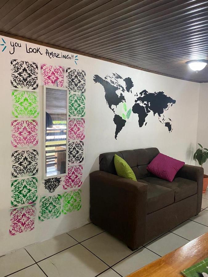 Passifloras Hostel Quepos Eksteriør billede