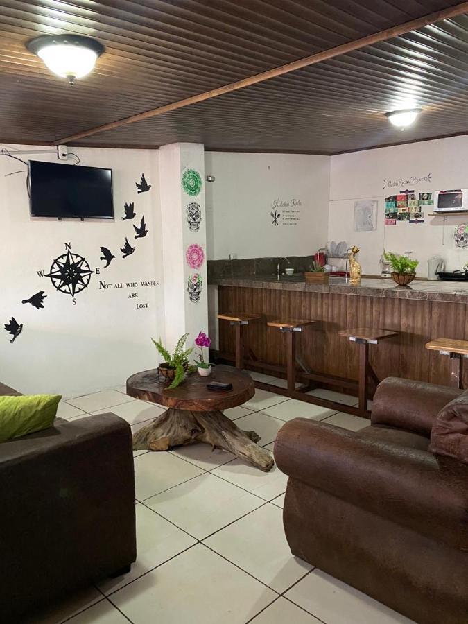 Passifloras Hostel Quepos Eksteriør billede
